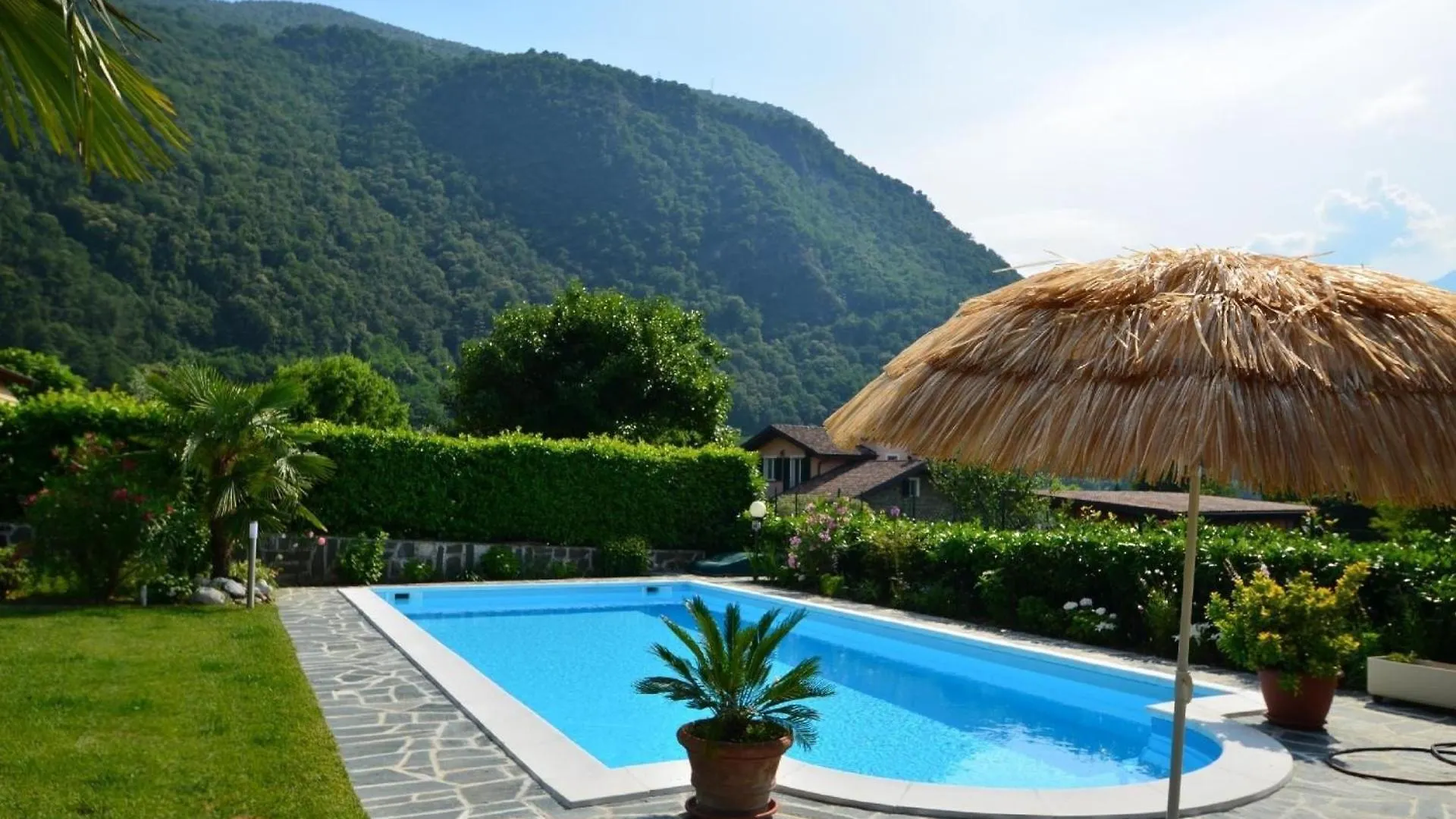 Grosszuegiges Ferienhaus Mit Pool Fast Direkt Am See Colico 0*,  Italy