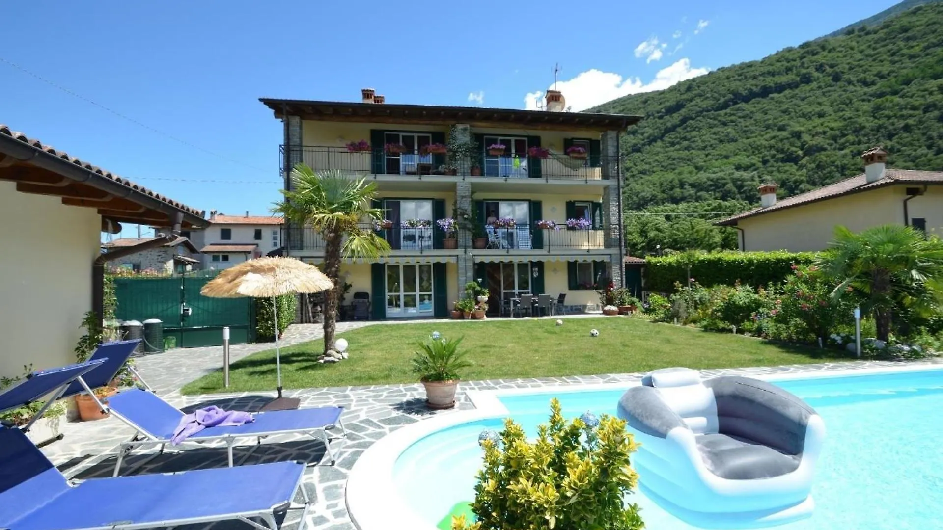 Grosszuegiges Ferienhaus Mit Pool Fast Direkt Am See Colico