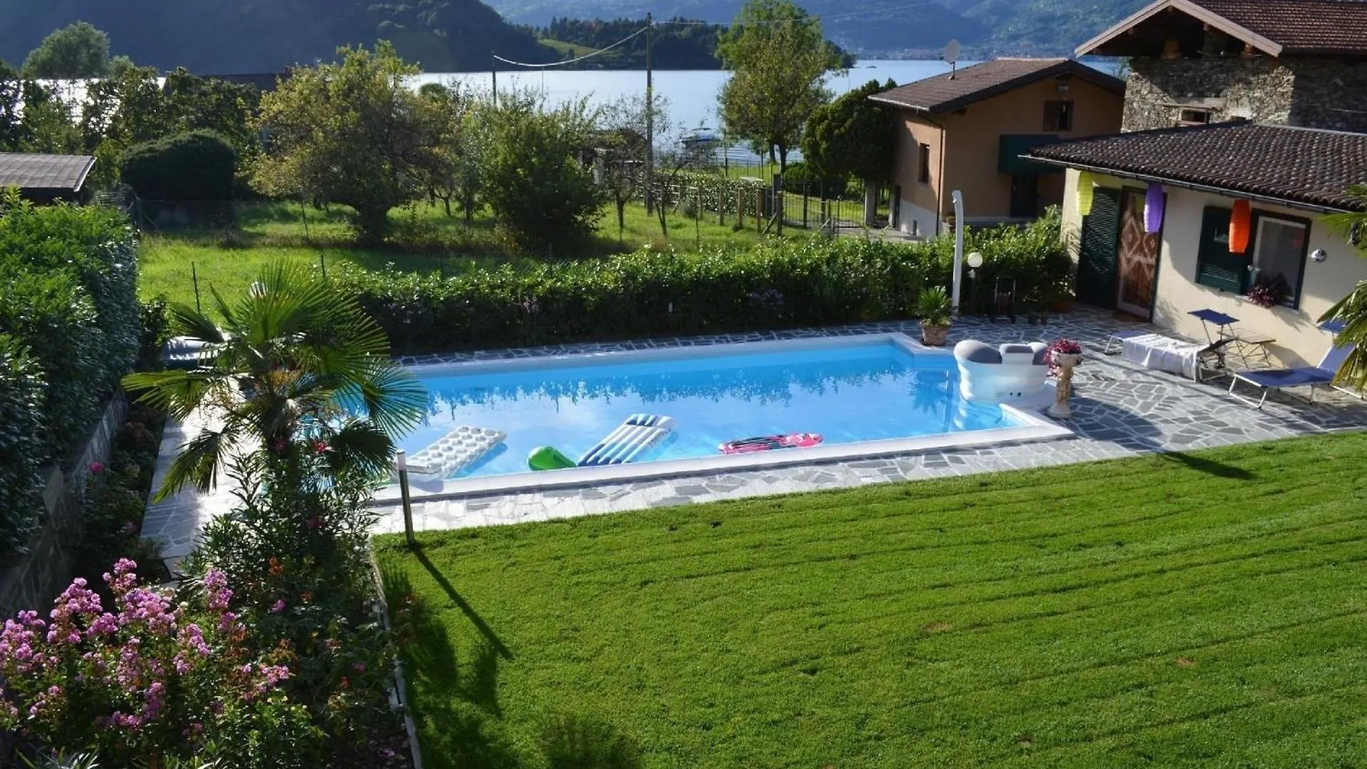 Grosszuegiges Ferienhaus Mit Pool Fast Direkt Am See Colico Holiday home