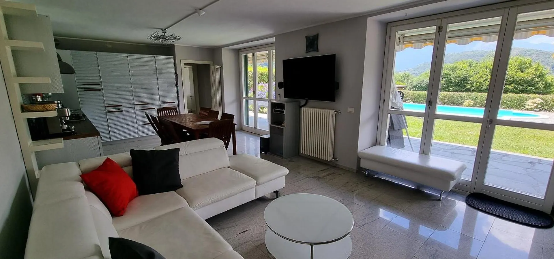Grosszuegiges Ferienhaus Mit Pool Fast Direkt Am See Colico