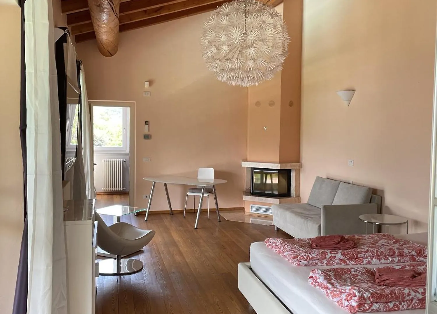 Grosszuegiges Ferienhaus Mit Pool Fast Direkt Am See Colico