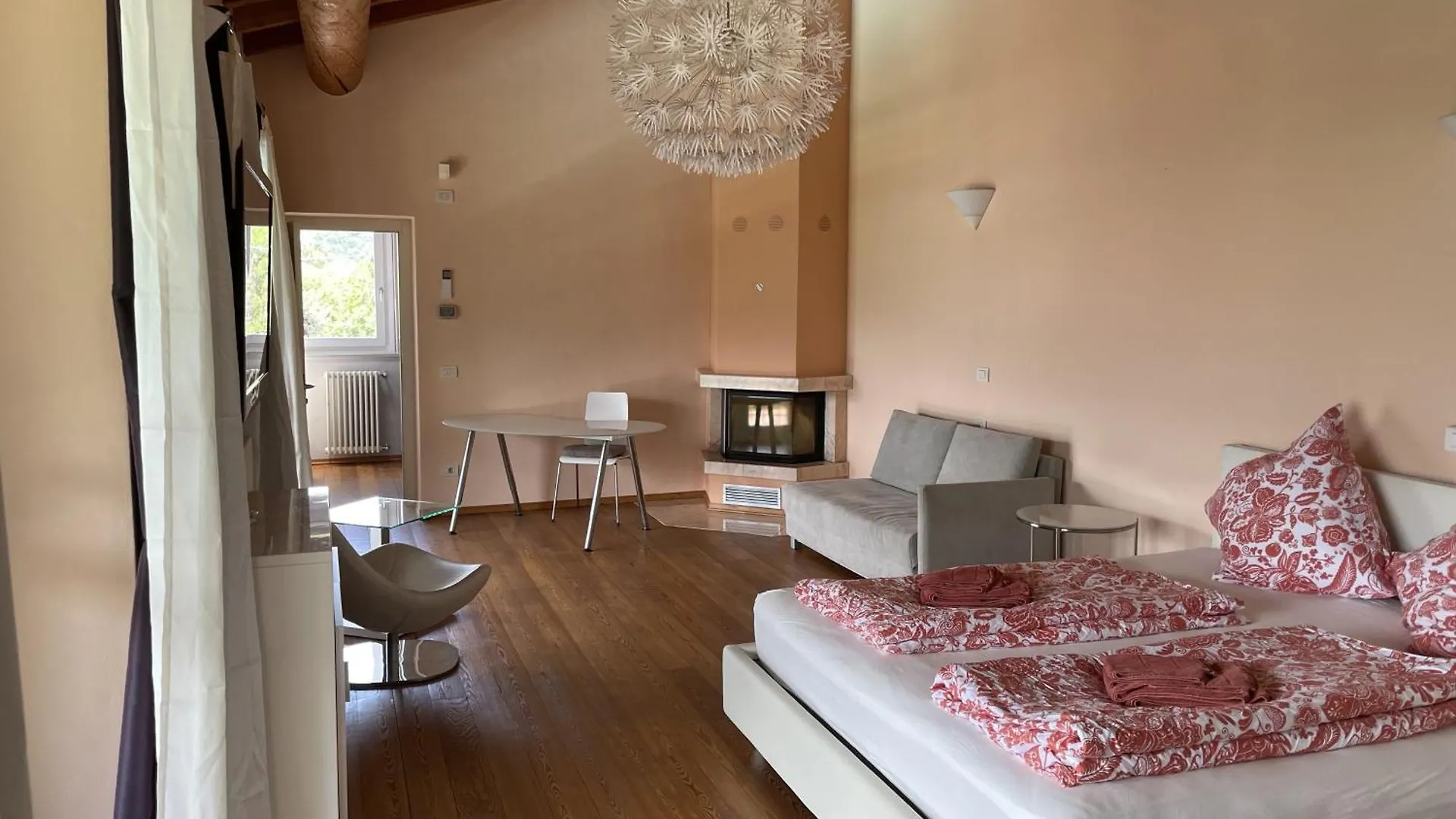 Grosszuegiges Ferienhaus Mit Pool Fast Direkt Am See Colico Holiday home