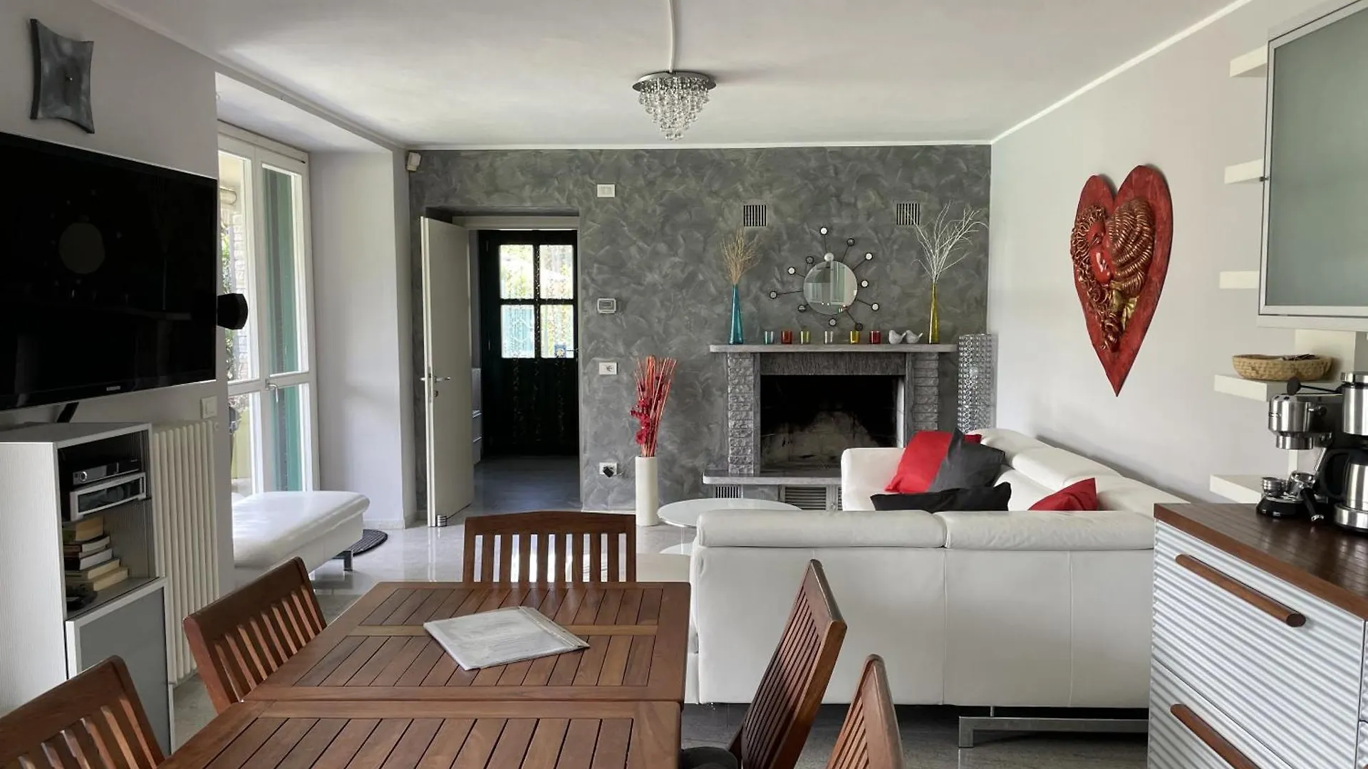 Grosszuegiges Ferienhaus Mit Pool Fast Direkt Am See Colico