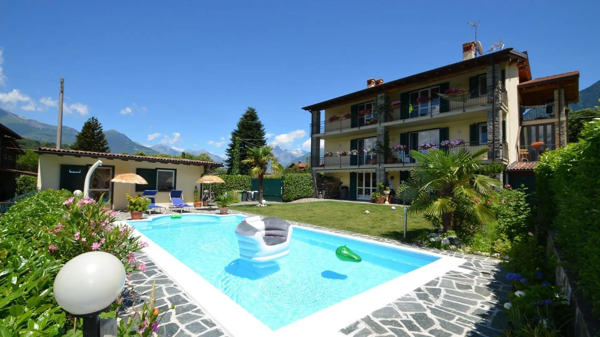 Grosszuegiges Ferienhaus Mit Pool Fast Direkt Am See Colico