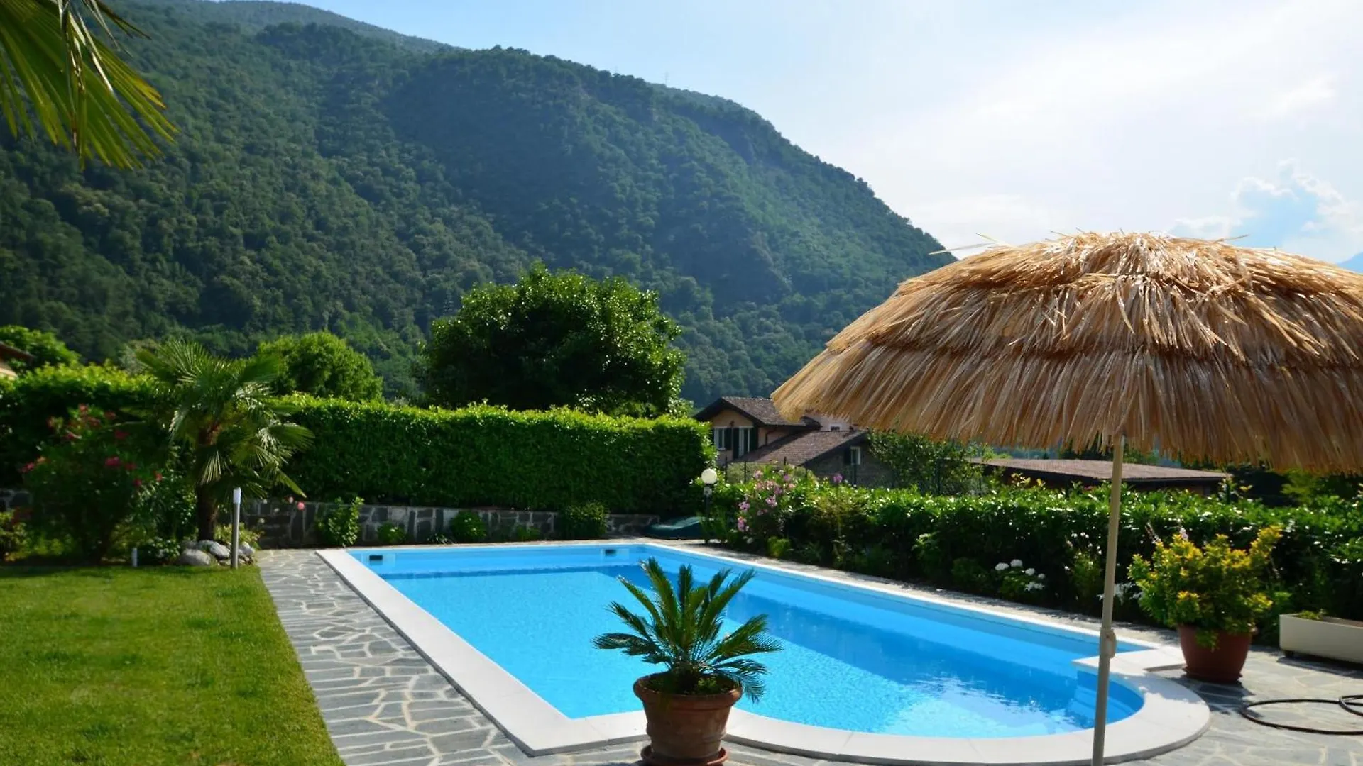 Grosszuegiges Ferienhaus Mit Pool Fast Direkt Am See Colico