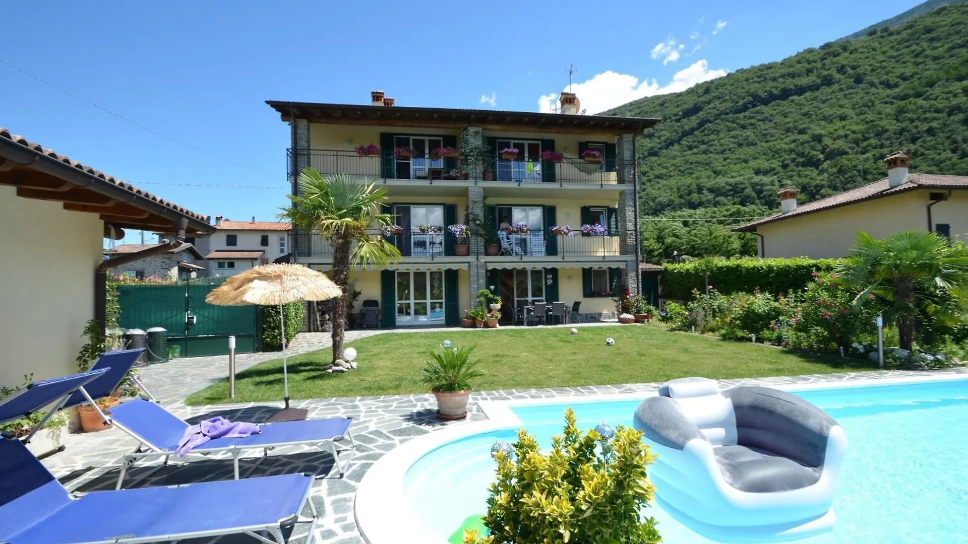 Grosszuegiges Ferienhaus Mit Pool Fast Direkt Am See Colico Holiday home